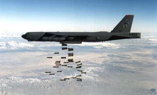  	Một máy bay ném bom B-52 của Không quân Mỹ đang tiến hành phi vụ rải thảm bom. Một chiếc B-52 G năm 1961 bị tai nạn, hai quả bom khinh khí đã rơi xuống đất Mỹ và thảm họa may mắn không xảy ra - Ảnh: Getty Images