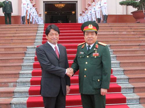 Bộ trưởng Quốc phòng Việt Nam Phùng Quang Thanh đón tiếp chuyến thăm của Bộ trưởng Quốc phòng Nhật Bản.