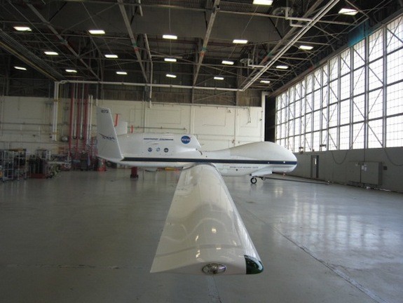 
	Chiếc RQ-4 Global Hawk của NASA ở cơ sở bay Wallops, đảo Wallops, Mỹ.
	Những chiếc Global Hawk có thể sải cảnh 35 m cùng khả năng hoạt động liên tục 28 giờ. Tuy sở hữu duy nhất một động cơ phản lực cánh quạt đẩy nhưng RQ-4 Global Hawk có thể cất cánh với trọng lượng tối đa đạt 14.628 kg và bay với vận tốc 575 km/h.