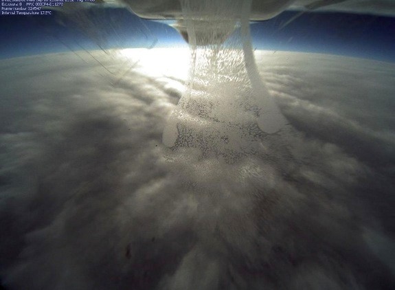 
	Hình ảnh do camera siêu nét của Global Hawk chụp lại trong một chuyến săn bão ngày 26/9/2012. Phía dưới tầm quan sát chính là cơn bão nhiệt đới mang tên Nadine.