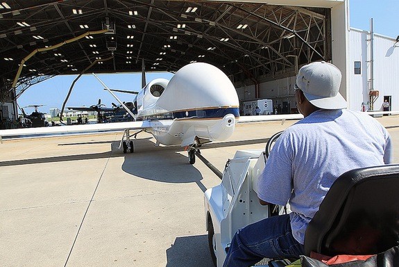 
	Chiếc Global Hawk của NASA được đẩy lùi vào nhà chứa. Tuy được tạm nghỉ nhưng chiếc Global Hawk luôn trong tình trạng sẵn sàng hoạt động.