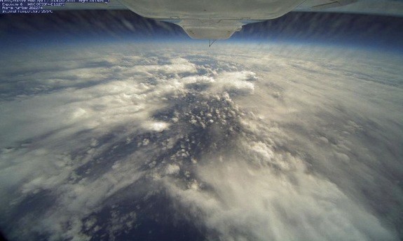 
	Camera trên bụng của Global Hawk chụp hình một đám mây đang hình thành trên vùng biển phía bắc Thái Bình Dương ngày 7/4/2012. Hình ảnh và dữ liệu do Global Hawk thu thập sẽ giúp các nhà khoa học có cái nhìn toàn
	cảnh nhất về khí hậu trái đất cũng như cường độ và hướng di chuyển của những cơn bão.