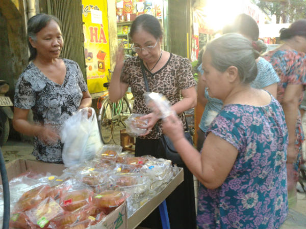 Bánh Trung thu nổi tiếng xé nhãn mác để đại hạ giá? 