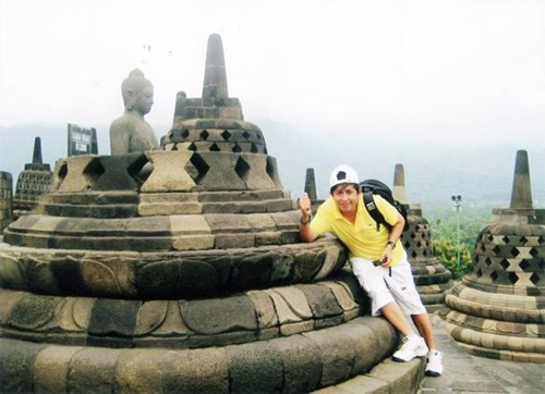  	Chuyến đi nước ngoài đầu tiên của Nguyễn Chí Linh - ảnh chụp tại đền thờ Phật Giáo Borobudur, Indonesia.
