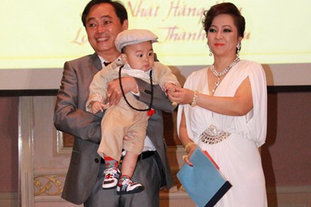  	Ông Huỳnh Uy Dũng cùng vợ con trong buổi lễ công bố di chúc