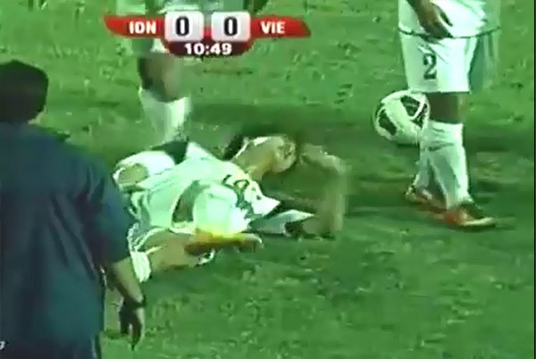 Fan Việt Nam bức xúc với clip đá bóng kiểu 