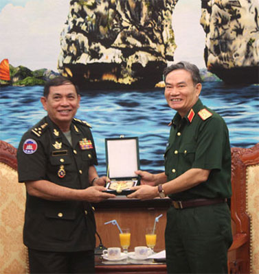 Thượng tướng Trương Quang Khánh trao biểu tượng của Bộ Quốc phòng Việt Nam tặng Đại tướng Pếch Chươn