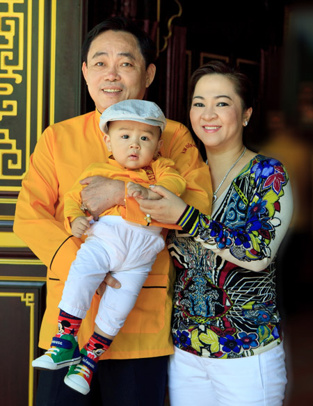  	Vự chồng Huỳnh Uy Dũng bên cạnh con trai