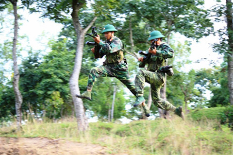 Vượt qua giao thông hào truy kích địch 