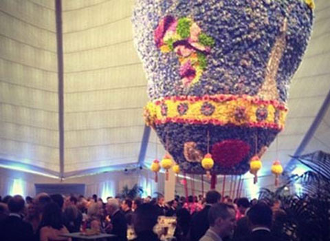  Khinh khí cầu bằng hoa trong khán phòng hôn lễ (Ảnh: Dailymail)