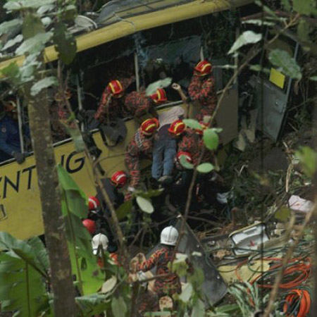 Rùng mình trước những hình ảnh tai nạn xe buýt tại Malaysia