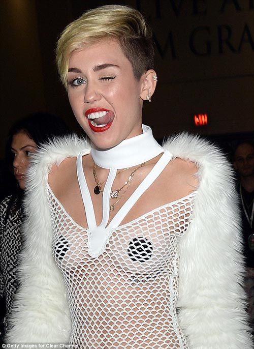Miley Cyrus ngực trần trên Rolling Stone