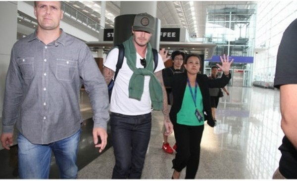 Để bà xã ở nhà, Beckham đi ăn tối và tặng quà người đẹp Hong Kong 3