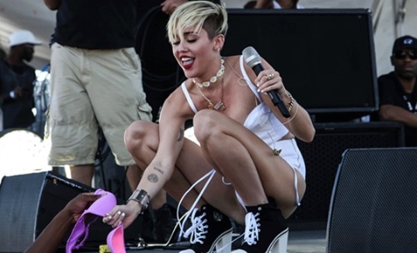 Tay đấm triệu đô Mayweather muốn lên sàn đấu cùng Miley Cyrus 2