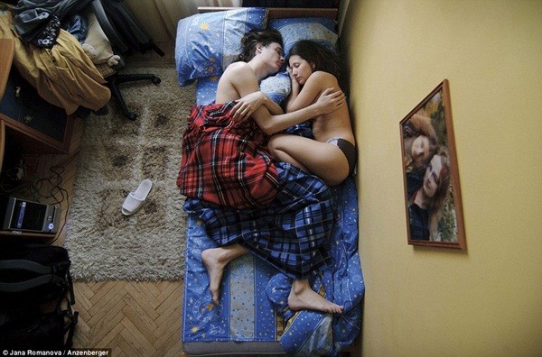 Hình ảnh chân thực về tư thế ngủ của các gia đình có bà mẹ đang mang thai 1