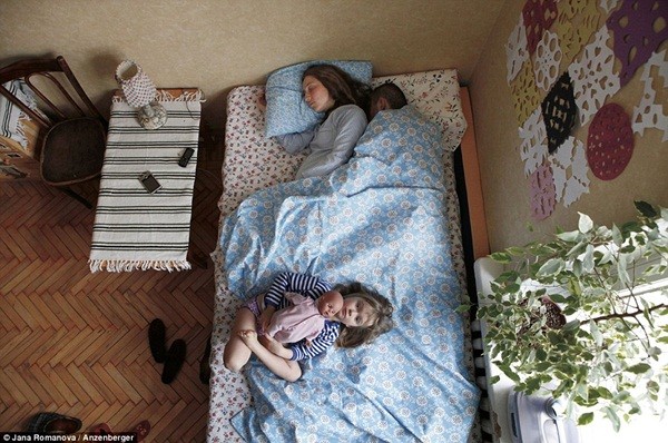 Hình ảnh chân thực về tư thế ngủ của các gia đình có bà mẹ đang mang thai 3