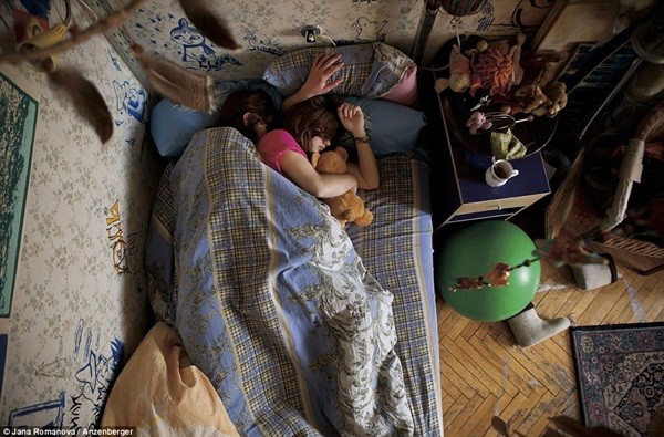 Hình ảnh chân thực về tư thế ngủ của các gia đình có bà mẹ đang mang thai 5