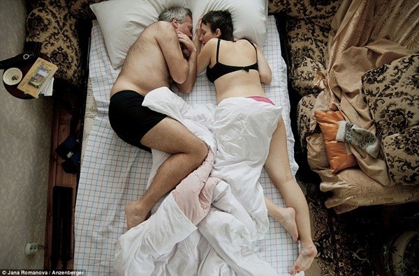 Hình ảnh chân thực về tư thế ngủ của các gia đình có bà mẹ đang mang thai 6