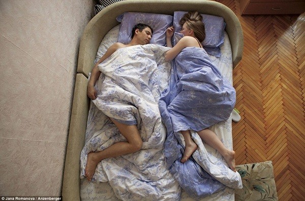 Hình ảnh chân thực về tư thế ngủ của các gia đình có bà mẹ đang mang thai 10