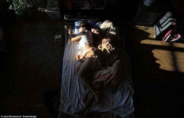 Hình ảnh chân thực về tư thế ngủ của các gia đình có bà mẹ đang mang thai 11