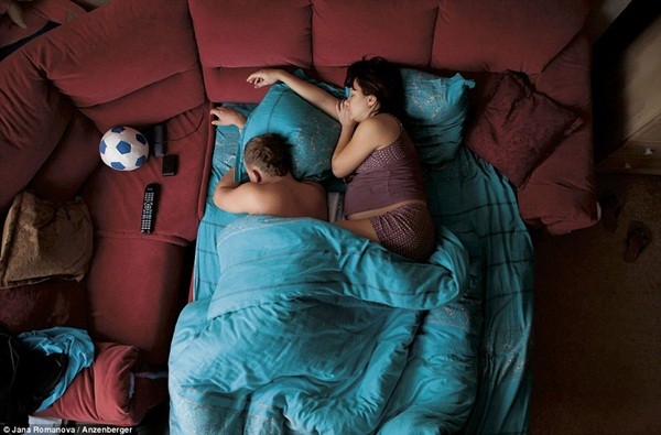 Hình ảnh chân thực về tư thế ngủ của các gia đình có bà mẹ đang mang thai 12