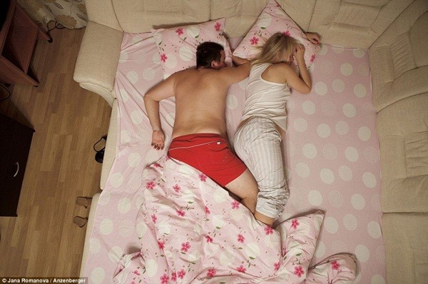 Hình ảnh chân thực về tư thế ngủ của các gia đình có bà mẹ đang mang thai 13