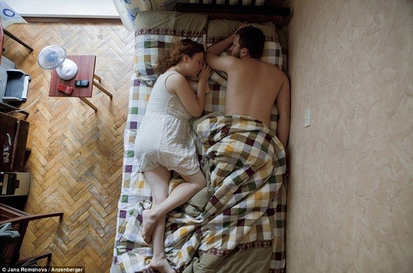 Hình ảnh chân thực về tư thế ngủ của các gia đình có bà mẹ đang mang thai 14
