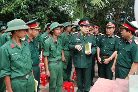 Bộ trưởng Bộ Quốc phòng kiểm tra công tác huấn luyện chiến sĩ mới tại Tiểu đoàn 16, Trung đoàn 165