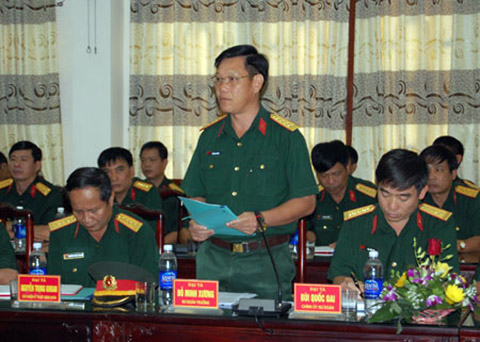 Đại tá Đỗ Minh Xương, Sư đoàn trưởng Sư đoàn 312 báo cáo với Bộ trưởng Bộ Quốc phòng về công tác huấn luyện, sẵn sàng chiến đấu của đơn vị.