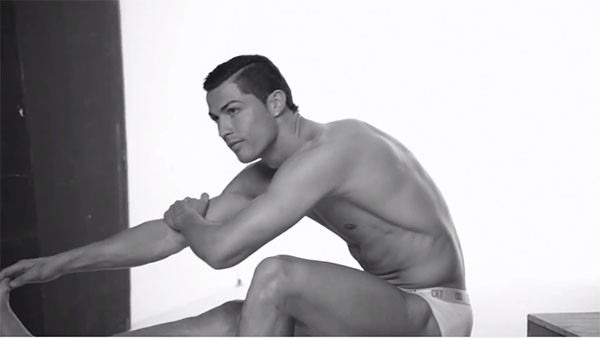 Ronaldo mặc quần lót khoe cơ bắp cuồn cuộn trong quảng cáo mới 2
