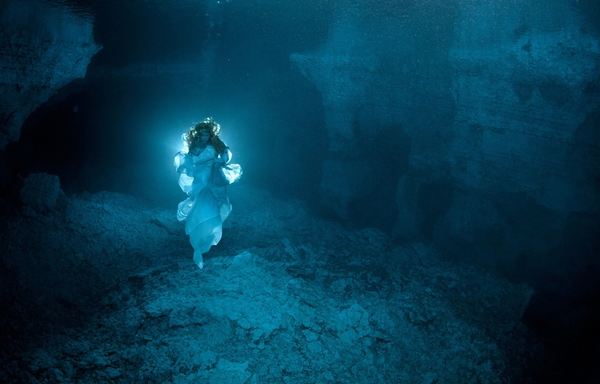 Nhìn ra thế giới: Nữ thần quyến rũ dưới hang động ngầm nước Nga