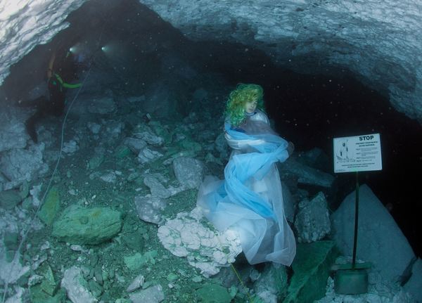 Nhìn ra thế giới: Nữ thần quyến rũ dưới hang động ngầm nước Nga
