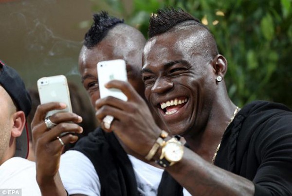 Balotelli “nhăn nhở” khoe iPhone cùng đám chiến hữu 1