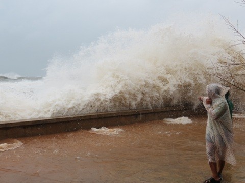 	Tại Đức Trạch, huyện Bố Trạch, một xã ven biển, người dân địa phương chứng kiến những con sóng bạc đầu cao hơn chục mét xô vào bờ kè tung bọt trắng xóa.
