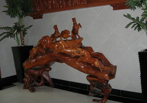 	Bên trong biệt thự của nhà chồng hot girl Quỳnh Chi phủ ngập đồ nội thất bằng gỗ quý