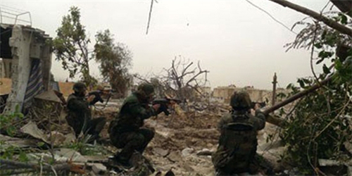  	Quân đội Syria tấn công phiến quân tại ngoại ô Damascus ngày 1/10. Ảnh: Farsnews.
