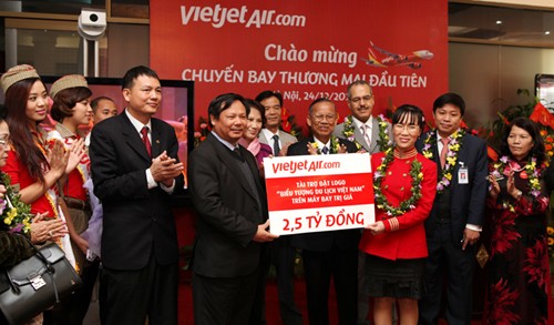 	Bà Nguyễn Thị Phương Thảo (Phải) trogn lễ ra mắt chuyến bay thương mại đầu tiên của Vietjet Air