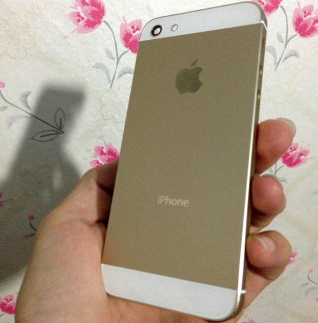 Thay vỏ vàng cho iPhone 5 giá dưới 2 triệu &apos;hút&apos; khách