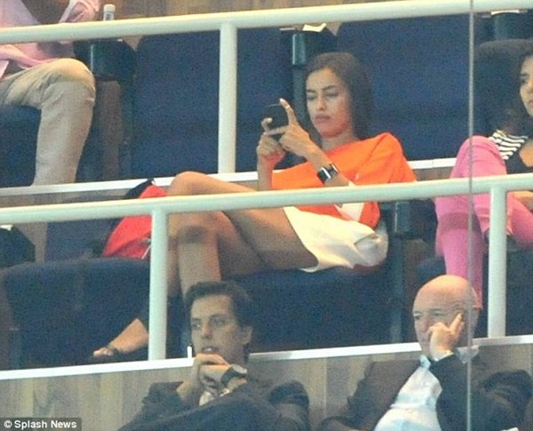 Mặc Ronaldo ghi bàn, Irina vẫn ngồi… bấm điện thoại 2