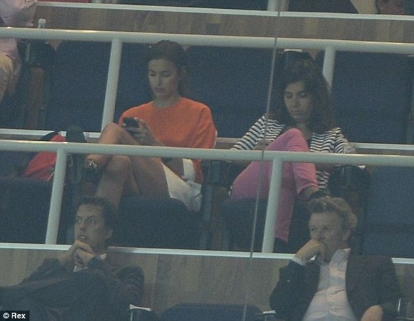 Mặc Ronaldo ghi bàn, Irina vẫn ngồi… bấm điện thoại 3