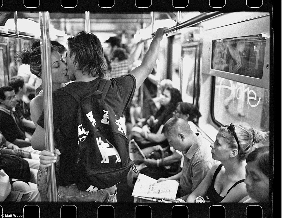 Tàu điện ngầm hôn # 1: Một cặp vợ chồng những nụ hôn dịu dàng trên tàu điện ngầm, không biết gì về hành khách của mình
