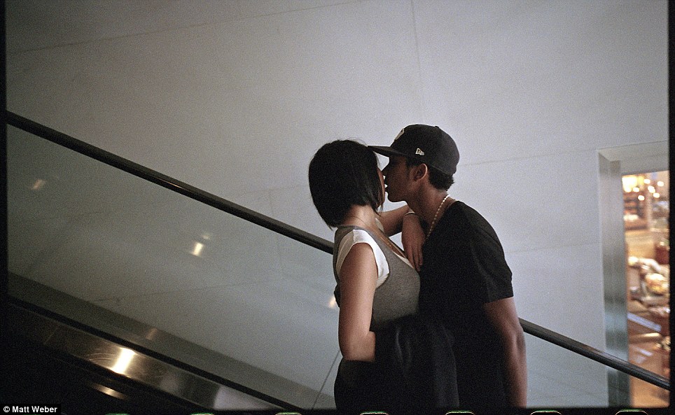 Time Warner Thang cuốn Kiss: Weber chụp ảnh cặp đôi này khi họ chấp nhận trên một thang máy chuyển động