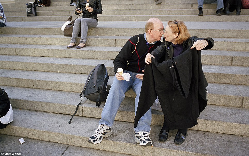 Gặp Kiss: Đây là hai nạc trong một nụ hôn khi họ nghỉ ngơi trên cầu thang của bảo tàng nghệ thuật Metropolitan