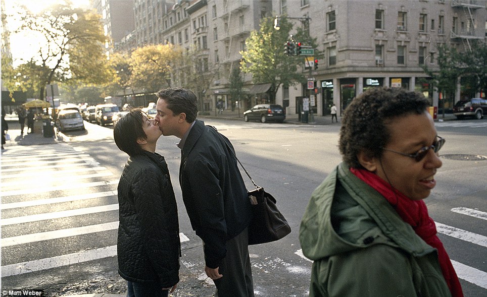 Buổi sáng nụ hôn: Cặp đôi này trông như thể họ đang nói lời tạm biệt trước khi đi làm việc