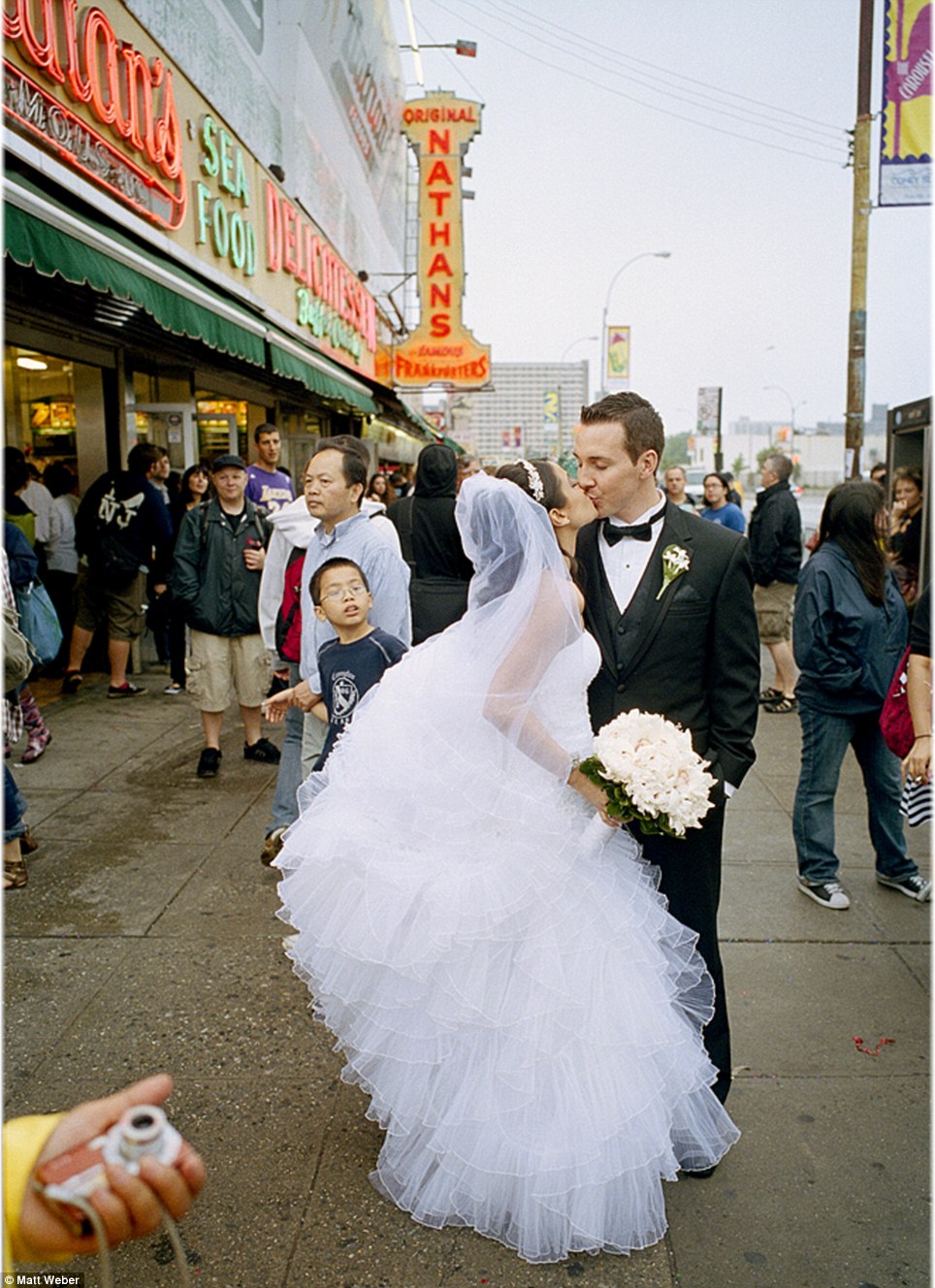 Coney Island đám cưới: Một đôi vợ chồng mới nụ hôn trước nhà hàng của Nathan trong Coney Island Brooklyn