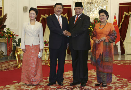  	ợ chồng Chủ tịch Trung Quốc Tập Cận Bình và vợ chồng Tổng thống 	Indonesia Susilo Bambang Yudhoyono tại cung điện Merdeka hôm 2/10. .