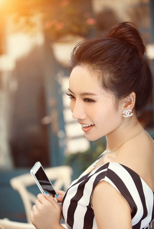 Hot girl tạo dáng bên &quot;dế&quot; trắng