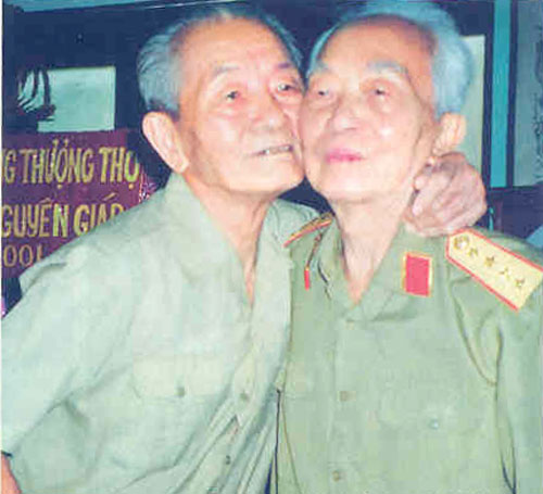 	Đại tướng và người lái xe lâu nhất của mình (2001). Ảnh: Nhà báo - đại tá Trần Hồng.