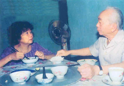 	Tướng Giáp và bạn đời trong bữa cơm đời thường (1994). Ảnh: Nhà báo - đại tá Trần Hồng.