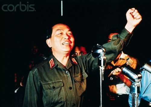  	Bức ảnh do phóng viên ảnh Bettman (CORBIS) chụp tại Hà Nội ngày 	29/5/1969, ghi lại khoảnh khắc Đại tướng Võ Nguyên Giáp thể hiện niềm 	tin chiến thắng.